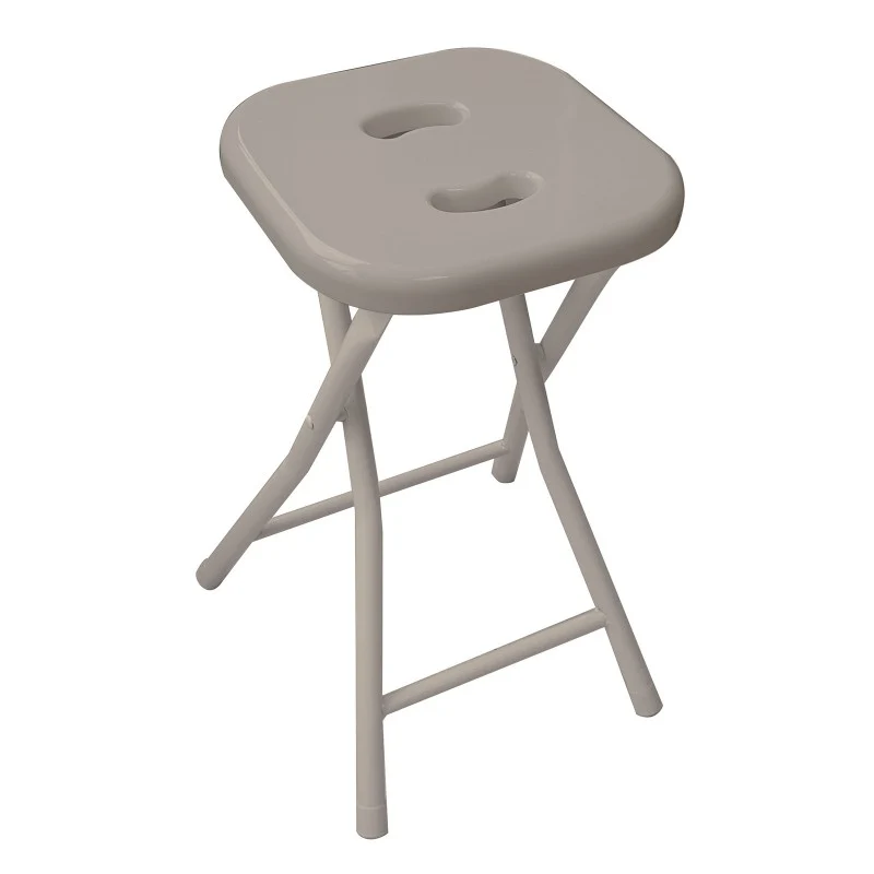 Tabouret pliable Gedy en résine, métal et chrome avec assise gris tourterelle clair.