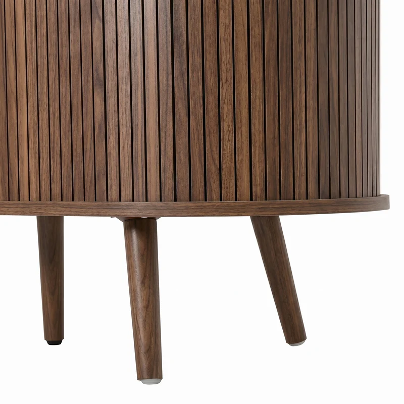 Buffet effet noyer avec portes coulissantes, design arrondi à rainures verticales accents dorés MINIMALISTCONTAINERS