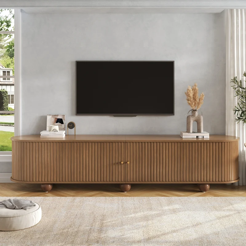 Meuble TV ovale effet bois clair 4 portes au design ondulé 3D, accents dorés et pieds boules FLOATING BASKET