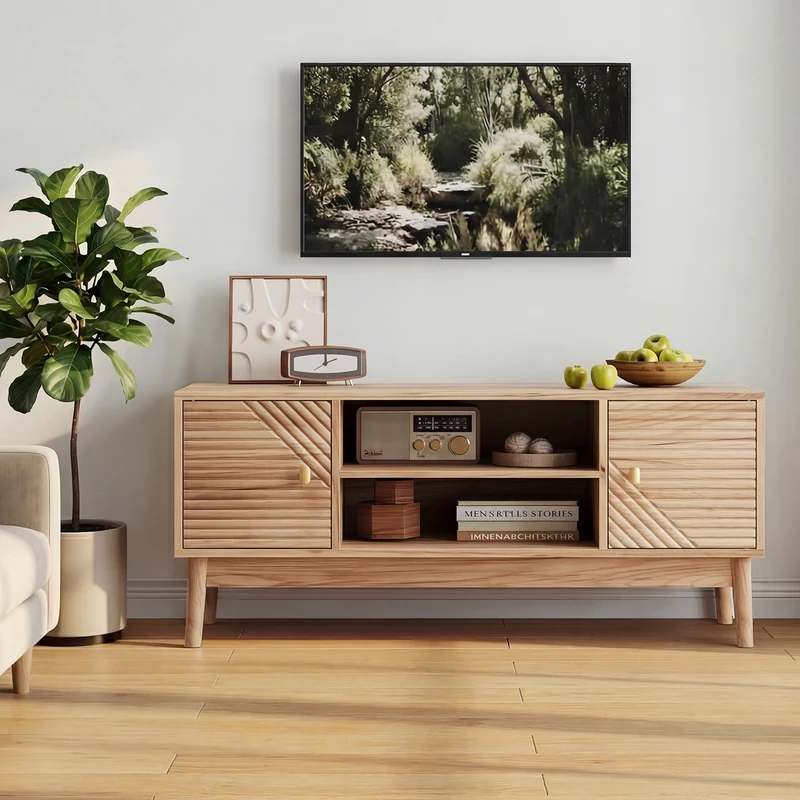 Meuble TV en bois clair avec portes sculptées et pieds évasés poignées dorées 110x40x48cm ELYSIUMLSE