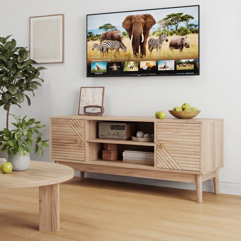 Meuble TV en bois clair avec portes sculptées et pieds évasés poignées dorées 110x40x48cm ELYSIUMLSE