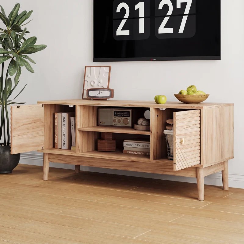 Meuble TV en bois clair avec portes sculptées et pieds évasés poignées dorées 110x40x48cm ELYSIUMLSE