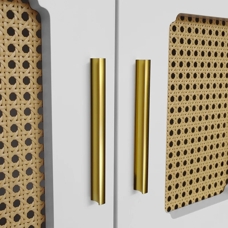 Meuble TV élégant avec portes en rotin et détails dorés DHUPHIEDS