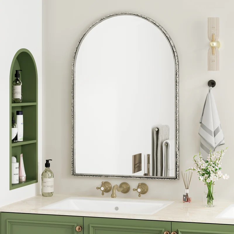 Miroir mural arqué à cadre argent martelé élégant, verre trempée 61 x 2,5 x 91 cm WETLANDMUD
