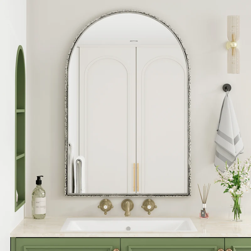 Miroir mural arqué à cadre argent martelé élégant, verre trempée 61 x 2,5 x 91 cm WETLANDMUD