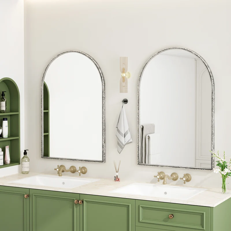 Miroir mural arqué à cadre argent martelé élégant, verre trempée 61 x 2,5 x 91 cm WETLANDMUD