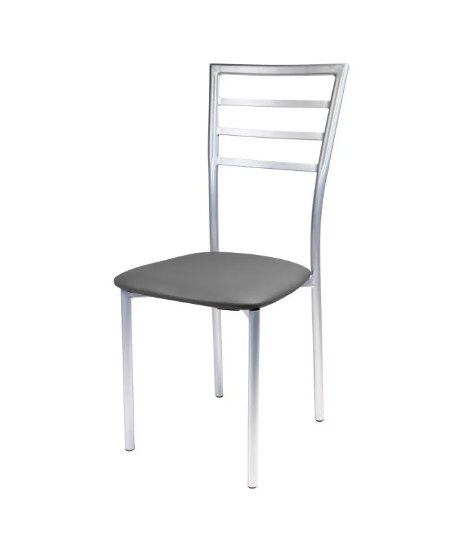 Chaise violette en PVC gris.
