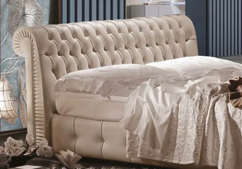 Lit double en cuir crème capitonné - Chesterfield