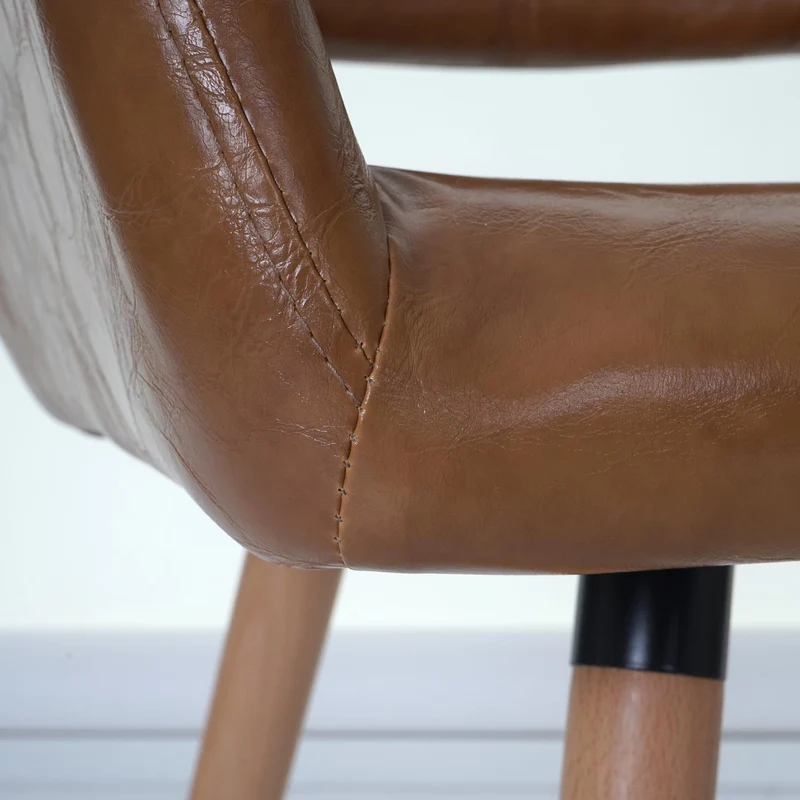 Chaise de salle à manger bureau visiteur design rétro en synthétique marron pied en bois clair 04_0002138