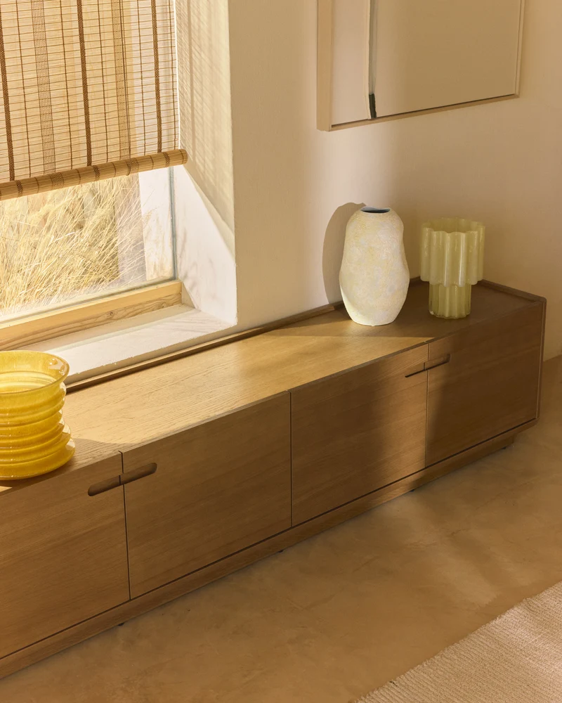 Arelida TV stand made of oak veneer and solid oak wood with light brown finish 200 x 44 cm FSC Mix Credit