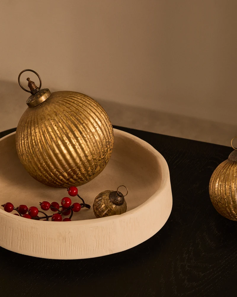 Elur set of 2 medium-sized Christmas baubles made of gold recycled glass, Ø 10 cm