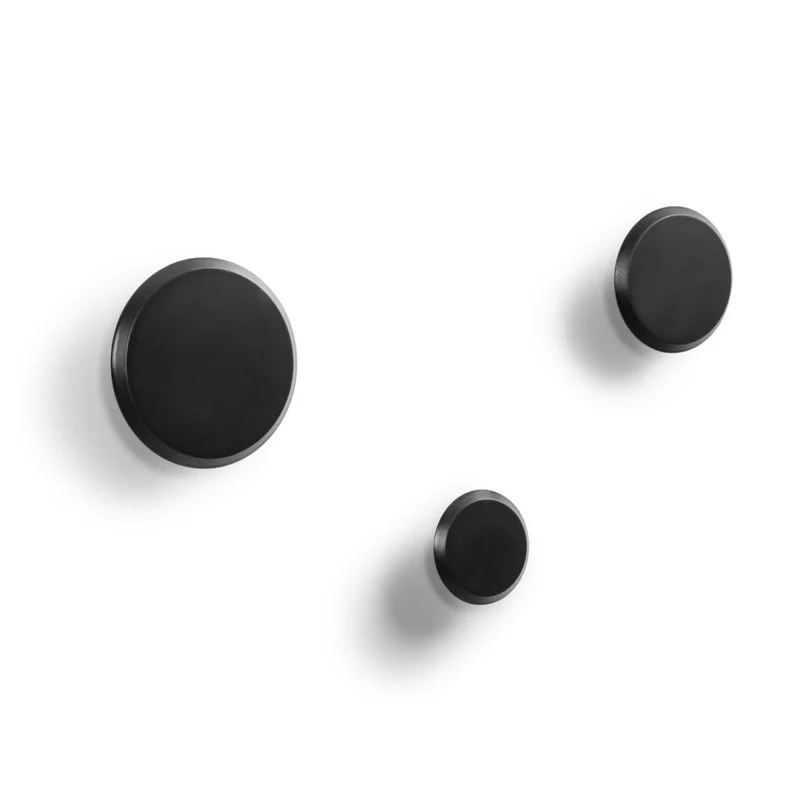 Set of 3 Nadua hangers in solid wood with a natural, black beech finish.