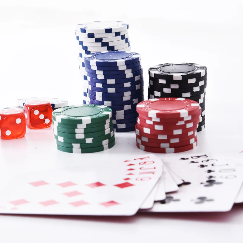 Mallette de poker 38 x 20.5 x 6.5 cm 300 jetons 2 jeux cartes serrure double style épuré moderne en aluminium argent 21_0006639
