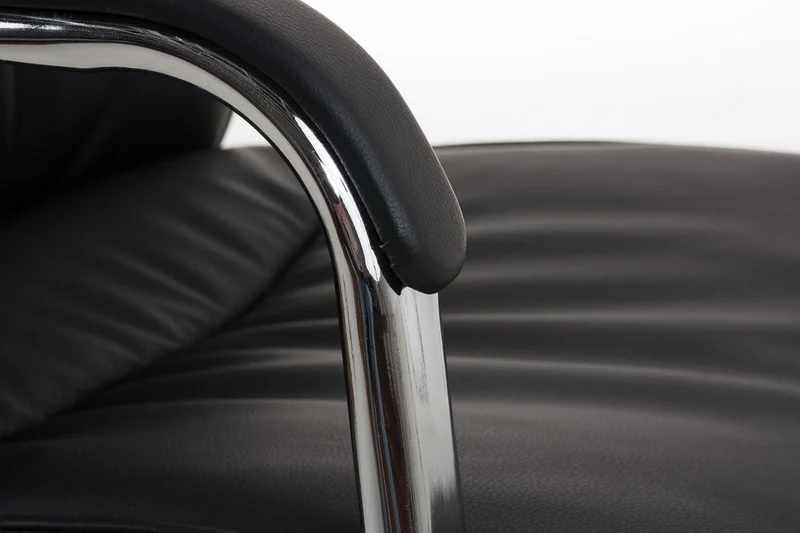 Fauteuil de bureau sans roulettes avec accoudoirs dossier haut en PVC noir pied en métal chromé 10_0001896