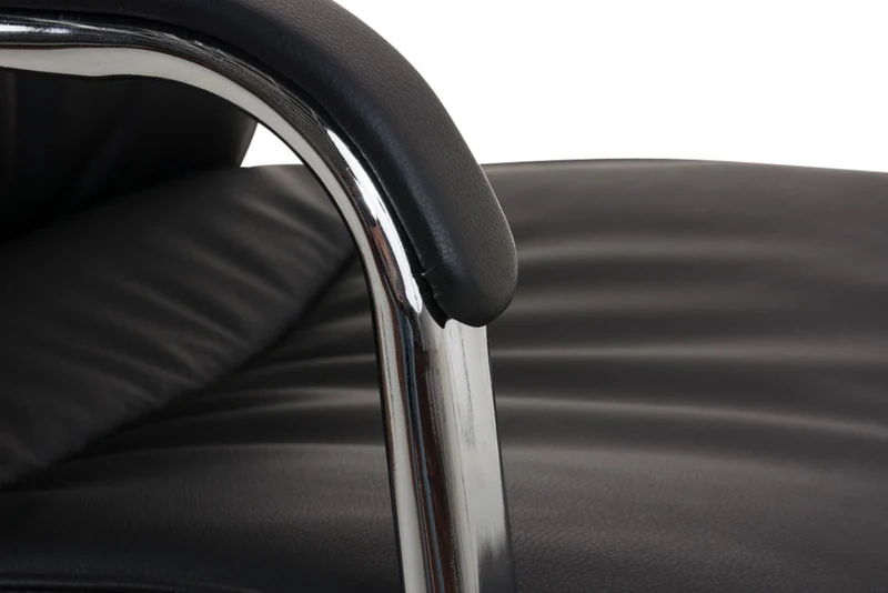 Lot de 2 fauteuils de bureau avec accoudoirs sans roulettes en PVC noir pieds en métal chromé 10_0001692