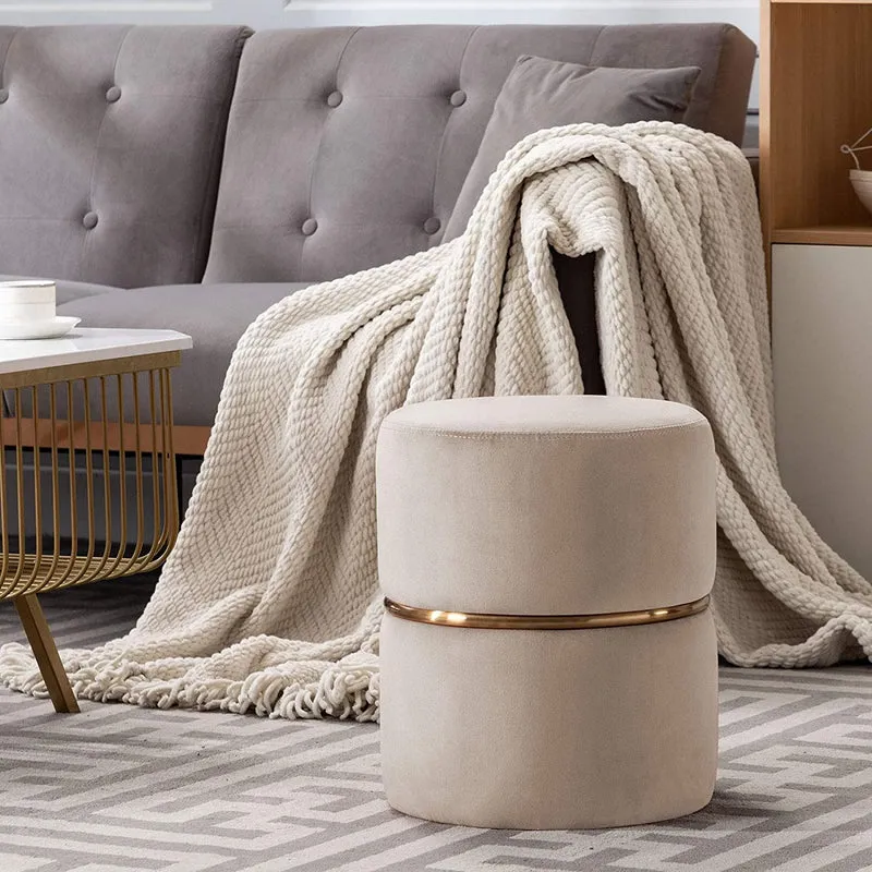 Tabouret rembourré rond pouf collier métallique doré en tissu velours beige TABO09063