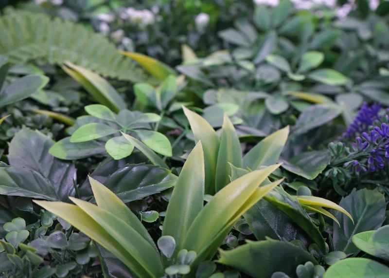 Lot de 4 panneaux muraux végétaux artificiels 1 m² feuillage vert avec fleurs violettes pour intérieur et extérieur polyéthylène 04_0009171