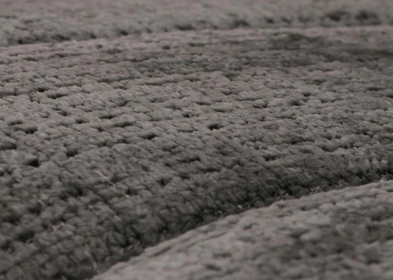Fauteuil à bascule design avec accoudoirs en tissu chenille gris foncé structure bois massif couleur naturelle 04_0009800