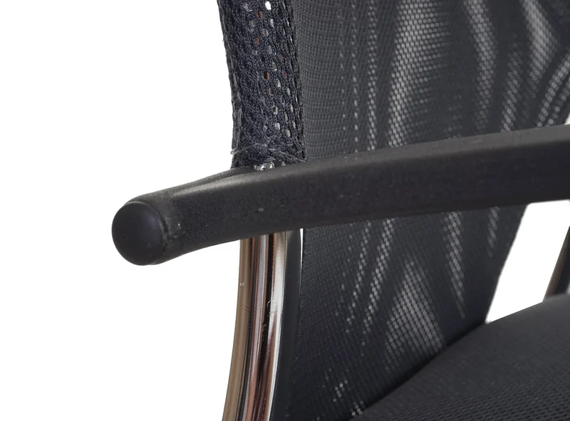 Lot de 4 chaises visiteur empilables avec accoudoirs structure métallique assise et dossier en mesh coloris anthracite 04_0011388