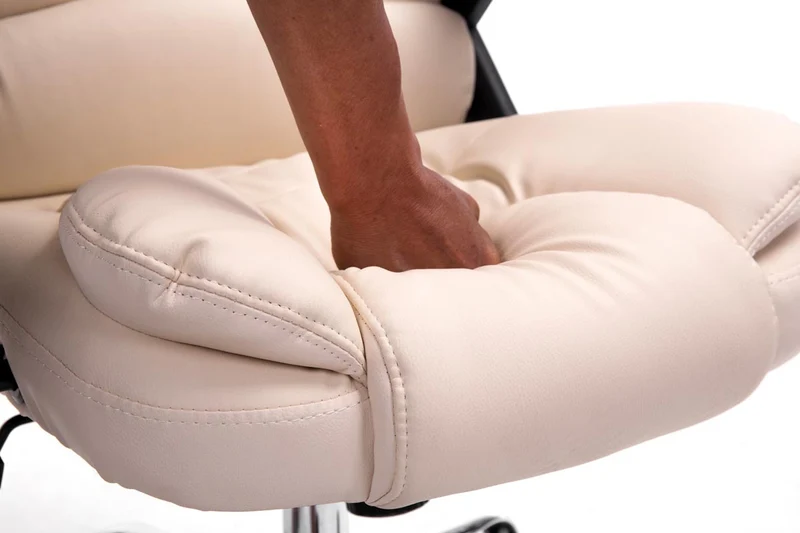 Fauteuil de bureau sur roulettes confortablement rembourrés avec accoudoirs en PVC crème et métal chromé 10_0002657