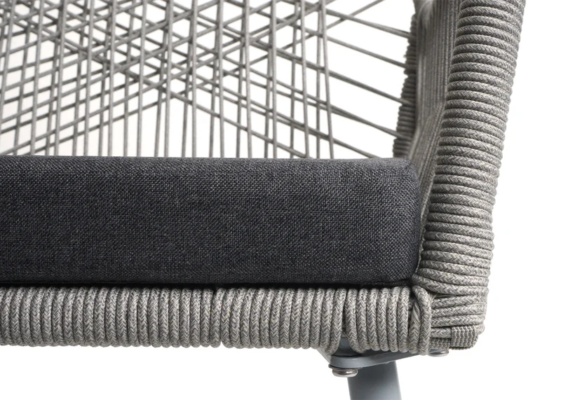 Lot de 2 chaises de jardin motif graphique aéré en aluminium gris corde tressée et coussins gris foncé inclus 04_0009691