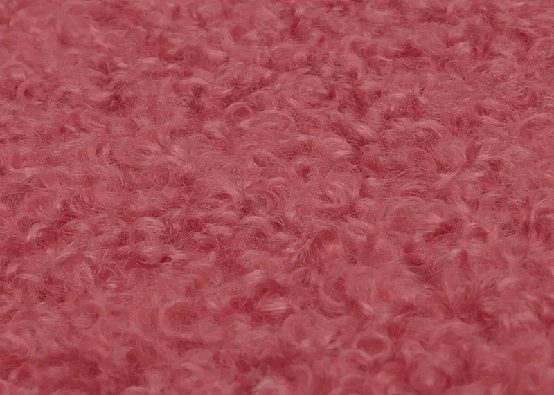 Fauteuil lounge dossier enveloppant et design arrondi en tissu bouclé rouge pourpre avec pieds métal 04_0009484