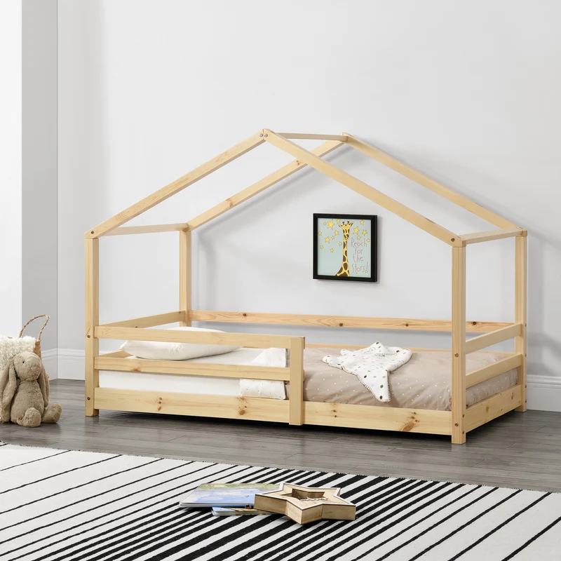 Lit cabane pour enfant forme de maison avec barrière de sécurité en bois de pin couleur naturel 70 x 140 cm 03_0005522