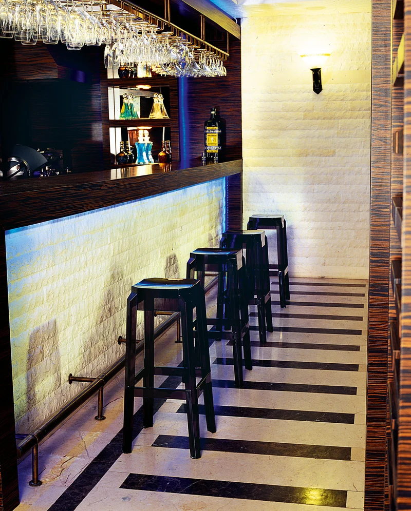 Tabouret de bar x1 intérieur ou exterieur design moderne plastique couleur noir transparent 10_0004873