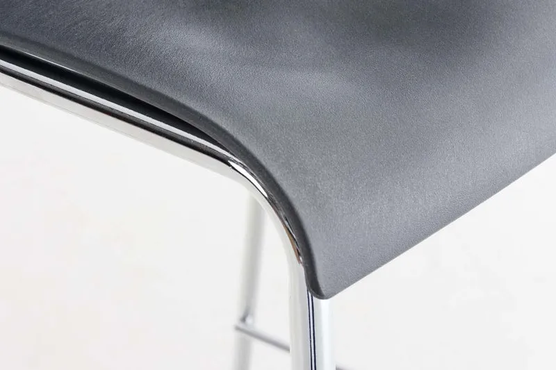 Tabouret de bar avec repose-pieds pivotant dossier incurvé en plastique gris et 4 pieds en métal chromé 10_0004940