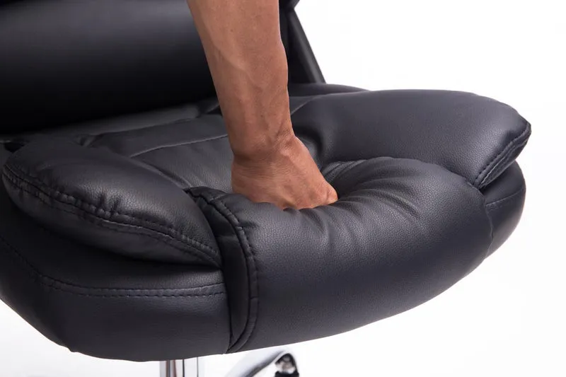 Fauteuil de bureau sur roulettes confortablement rembourrés avec accoudoirs en PVC noir et métal chromé 10_0002655