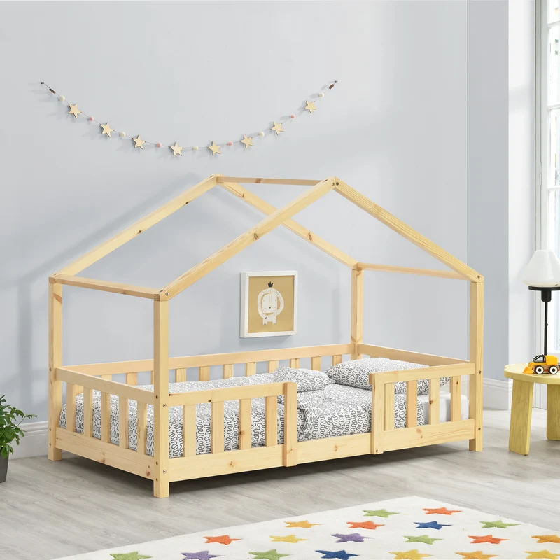 Lit cabane pour enfant forme de maison avec barrière de sécurité en bois de pin couleur naturel 70 x 140 cm 03_0005462