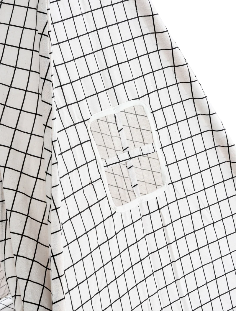 Tente tipi pour enfants avec toile damier gris poteaux en bois APE10003