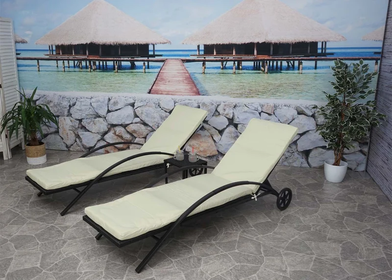 Ensemble de 2 chaises longues de jardin transat bain de soleil avec petite table en polyrotin noir coussins beige 04_0002961